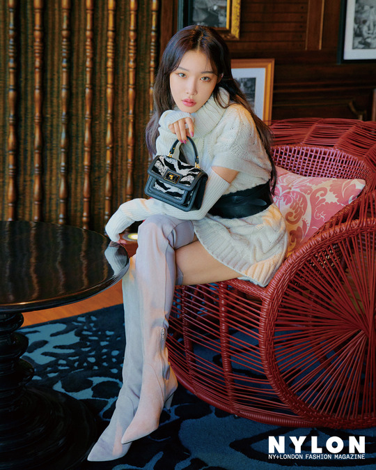 A picture of singer Chungha Bali has been released.Chungha finished filming in Bali with fashion magazine nylon.In this picture released in the December issue, the mood of the exotic island Bali and the girl crush charm of Chungha were put together in Camera Angle.She met the hot sun of Bali, and she showed more passionate and tireless physical strength.minjee Lee