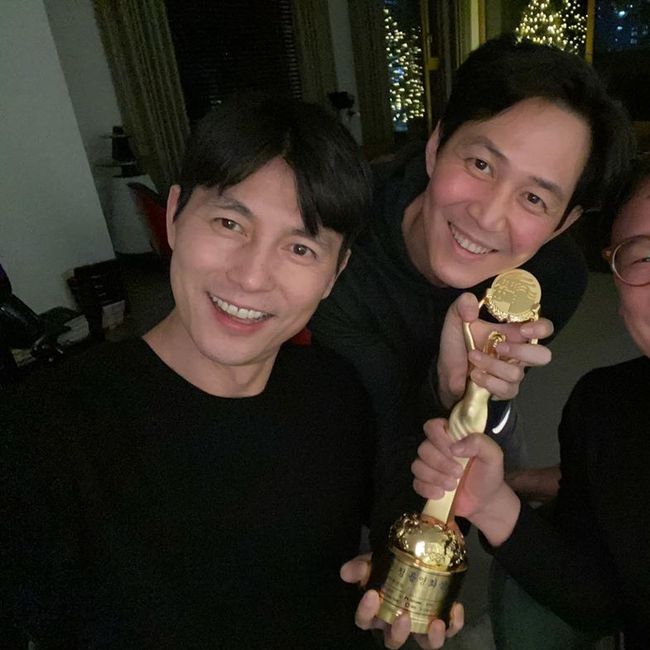 A well-known best friend.Jung Woo-sungs Trophy Celebratory Photo with Lee Jung-jaehas released the book.Jung Woo-sung posted a picture on his Instagram on the 23rd with an article called .Jung Woo-sung in the open photo is supporting the golden trophy with one hand, and Lee Jung-jae holds the top of the trophy.The trophy was won by Jung Woo-sung as he won the 40th Blue Dragon Film Award Academy Awards.Jung Woo-sung and Lee Jung-jae are smiling brightly at the camera.Their superior visuals, as well as the friendship that celebrates and celebrates the award, creates warmth.Jung Woo-sung received the Academy Awards for the movie Witness at the 40th Blue Dragon Film Awards on the 21st.Jung Woo-sung said, I think that my friend Lee Jung-jae, who is watching at home, will be delighted with me, and I want to share this joy with all of you.Jung Woo-sung Instagram