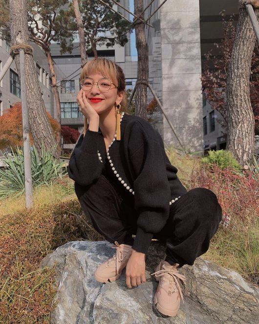 Singer Luna has revealed a routine that is just as good as Model.Luna posted several photos on her instagram on the 23rd with an article entitled Lets go to Ulsan.Luna in the open photo is sitting on a flower bed rock, making a naughty smile.Luna is a fashionable figure with a variety of fashion items, including silver frame glasses, large tassel earrings, detailed cardigans, and beige Ugly shoes.His sense and beauty, which make everyday life a picture, catch the eye.Luna will appear in the musical Mamma Mia which will be held at the Ulsan Culture and Arts Center from this day to 24th.Luna Instagram