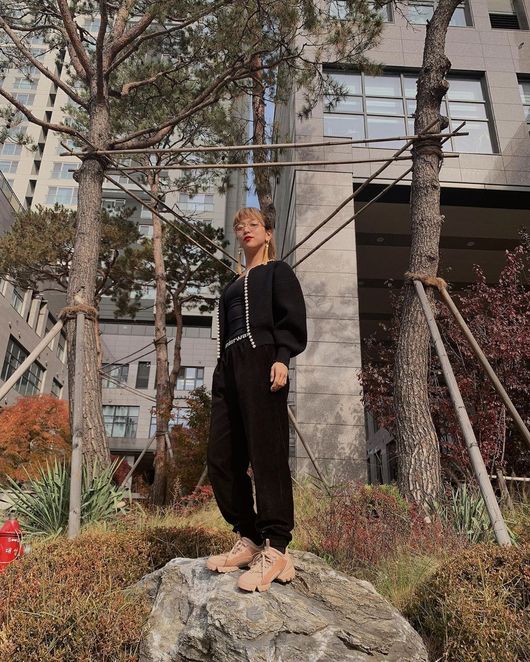 Singer Luna has revealed a routine that is just as good as Model.Luna posted several photos on her instagram on the 23rd with an article entitled Lets go to Ulsan.Luna in the open photo is sitting on a flower bed rock, making a naughty smile.Luna is a fashionable figure with a variety of fashion items, including silver frame glasses, large tassel earrings, detailed cardigans, and beige Ugly shoes.His sense and beauty, which make everyday life a picture, catch the eye.Luna will appear in the musical Mamma Mia which will be held at the Ulsan Culture and Arts Center from this day to 24th.Luna Instagram