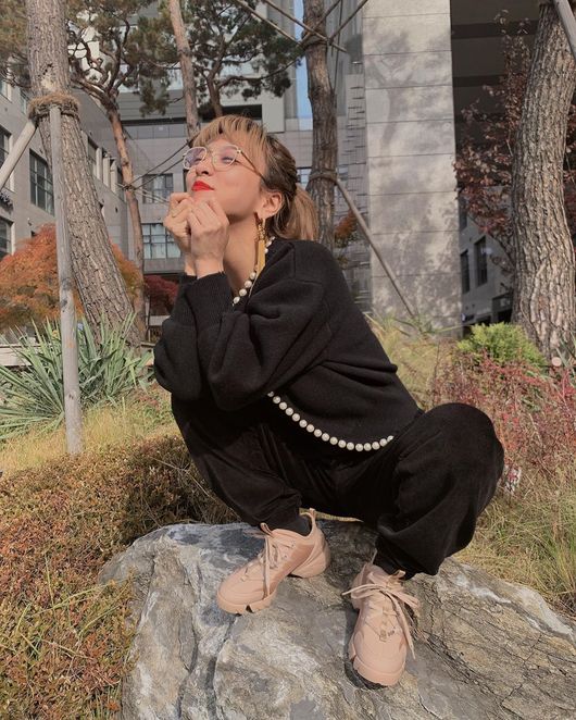 Singer Luna has revealed a routine that is just as good as Model.Luna posted several photos on her instagram on the 23rd with an article entitled Lets go to Ulsan.Luna in the open photo is sitting on a flower bed rock, making a naughty smile.Luna is a fashionable figure with a variety of fashion items, including silver frame glasses, large tassel earrings, detailed cardigans, and beige Ugly shoes.His sense and beauty, which make everyday life a picture, catch the eye.Luna will appear in the musical Mamma Mia which will be held at the Ulsan Culture and Arts Center from this day to 24th.Luna Instagram