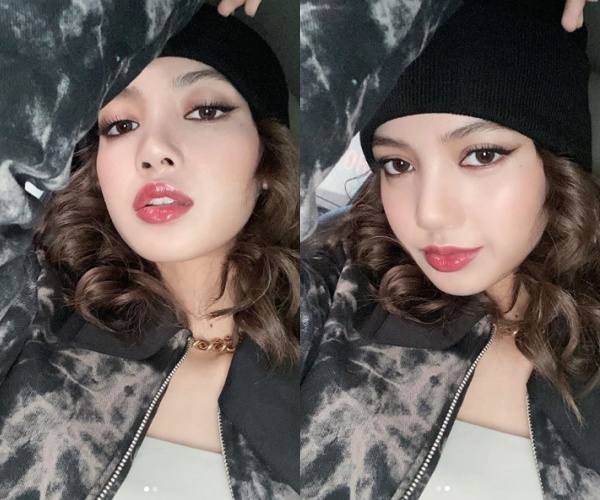 Lisa of girl group BLACKPINK showed GirlCrush Attractiveness.Lisa posted an article called I LOVE U and several photos on her SNS on the 23rd.In the picture, Lisa is unusually proud of her crush Attractiveness.She wears a black suit, a white tank top, a beanie, and a sexy charisma with intense makeup.Meanwhile, BLACKPINK will hold four Dome tours in three cities in Japan in Tokyo Dome in December, Kyocera Dome in Osaka in January next year, and Yahoo Oke in Fukuoka in February.lisa SNS