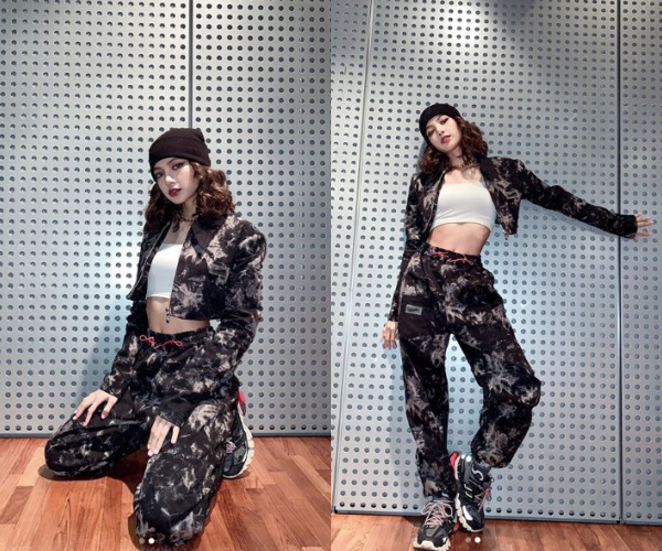 Lisa of girl group BLACKPINK showed GirlCrush Attractiveness.Lisa posted an article called I LOVE U and several photos on her SNS on the 23rd.In the picture, Lisa is unusually proud of her crush Attractiveness.She wears a black suit, a white tank top, a beanie, and a sexy charisma with intense makeup.Meanwhile, BLACKPINK will hold four Dome tours in three cities in Japan in Tokyo Dome in December, Kyocera Dome in Osaka in January next year, and Yahoo Oke in Fukuoka in February.lisa SNS