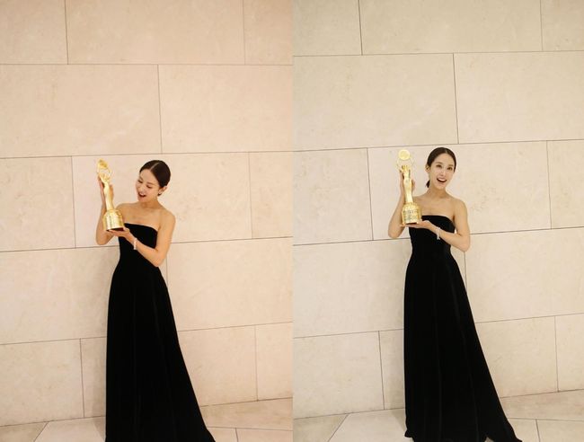 When Cho Yeo-jeong certified the Blue Dragon Film Award Best Actress Award trophy, his best friend Song Hye-kyo is attracting attention with Comment.Cho Yeo-jeong posted several photos on his instagram on the morning of the 23rd, along with an article entitled Im going home with a blue dragon trophy... # Blue Dragon Film Award 2019.In the photo, Cho Yeo-jeong is holding the Best Actress Award trophy right after the Blue Dragon Film Awards ceremony.A happy smile spreads across the face, and the best actor award looks like it is left behind.In particular, the entertainment best friend Song Hye-kyo had a comment called Beautiful Young Lady, and Cho Yeo-jeong said, Thank you.Its a pretty young lady, left a big comment to show off friendship.Cho Yeo-jeong won the Best Actress Award for parasite at the 40th Blue Dragon Film Awards held in Paradise City, Yeongjong-do, Incheon on the afternoon of the 21st.Cho Yeo-jeong said, At some point, I think I just accepted that acting is an unrequited thing, and I have been in love with acting with the idea that I can just be abandoned at any time.I think that was my driving force. Love cannot be achieved. Love must be hard. I dont think love has been achieved.I will walk silently, but I will love you as much as I am now. Cho Yeo-jeong SNS