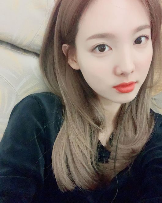 Girl group TWICE member Nayeon showed off her cute Lovely.On the 23rd, TWICE official Instagram uploaded several photos with airplane emoticons.The photo shows member Nayeon filming a selfie; Nayeon, who is dropping her long straight hair, boasts a clear skin without any blemishes.Nayeons beauty not only gives her beauty but also a cute feeling: a bright Smile is enough to catch the attention of viewers.On the other hand, TWICE, which Nayeon belongs to, released a new album &TWICE in Japan on the 20th.
