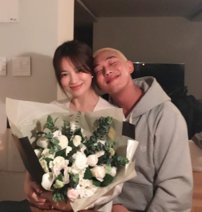Actor Yoo Ah-in boasted of unwavering friendship with Song Hye-kyoYoo Ah-in posted two photos on his instagram on the 22nd of Song Hye-kyos birthday, LONG LIVE THE QUEEN (Queen, Mansu Mukhara).The photo showed Song Hye-kyo posing with Yoo Ah-in in a large bouquet of flowers; the pair smiled face-to-face and showed off their gender-bearing friendship.Song Hye-kyo and Yoo Ah-in are best friends in the entertainment industry and have been seen together at various awards ceremonies and dinner parties.Meanwhile, Song Hye-kyo is currently reviewing his next film, and Yoo Ah-in will appear in the 2020 film Without Sound.