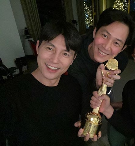 Jung Woo-sung released his Academy Awards trophy-certified shot with Jung Woo-sung on his instagram on the 23rd.In the open photo, Jung Woo-sung and Lee Jung-jae are laughing broadly with trophies shared; their deep friendships evoke warmth.Jung Woo-sung received the Academy Awards for the movie Witness at the 40th Blue Dragon Film Awards on the 21st.He said in his award testimony, I think that a man who is watching my trophy in his hand more than anyone else, my friend Lee Jung-jae, will be delighted together.I want to share my joy with all of you. He revealed his friendship with Lee Jung-jae and attracted attention.