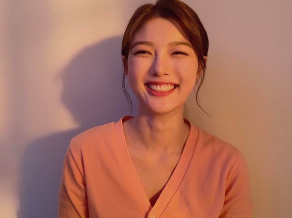 Actor Kim Yoo-jung reveals Lovely SelfieKim Yoo-jung posted a short article and a photo on his SNS Instagram on the 22nd.Kim Yoo-jung in the public photo is making a bright Smile toward the camera. Kim Yoo-jungs clear Smile spreads a happy virus to viewers.Meanwhile, Kim Yoo-jung will meet with the audience through the movie The 8th Night which will be released in 2020.