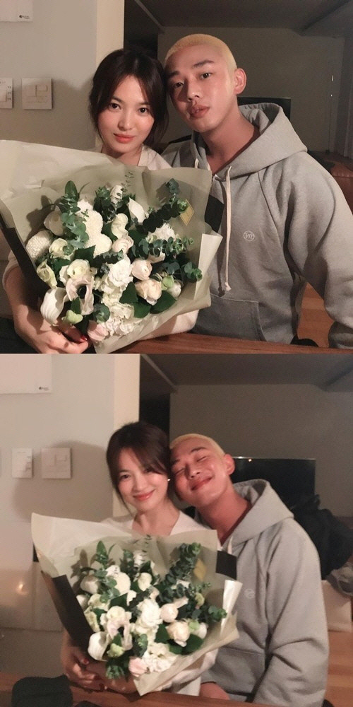 Actors Yoo Ah-in and Song Hye-kyo met.Yoo Ah-in posted two photos on his SNS Instagram on the 22nd with an article entitled LONG LIVE THE QUEEN.In the open photo, Yoo Ah-in is with Song Hye-kyo holding a bouquet of flowers in his arms. He smiles with his face in a friendly face.Yoo Ah-in appears to have presented a bouquet of flowers as she celebrated Song Hye-kyos birthday on the day (22nd).Yoo Ah-in and Song Hye-kyo are known as the best friends of the entertainment industry between the line and juniors of the same agency United Artists Agency.In the past, he also released a friendly two-shot and showed off his extraordinary Brother and Sister chemistry.On the other hand, Yoo Ah-in appears in the movie No Sound.Without a sound is a crime drama depicting an unexpected incident to two men who live behind a criminal organization.