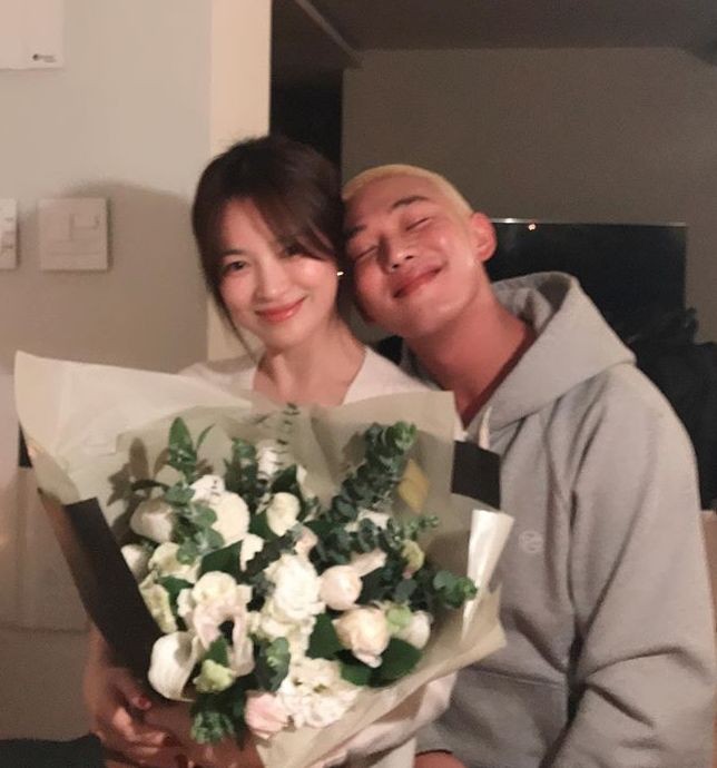 Actor Yoo Ah-in revealed the current status of Song Hye-kyo and showed the unchanging best friend.On the 22nd, Yoo Ah-in posted a short article on his Instagram, LONG LIVE THE QUEEN, along with a picture taken with Song Hye-kyo.On this day, Song Hye-kyos birthday seems to have been met by Yoo Ah-in to celebrate it.In the photo, there is a picture of Song Hye-kyo smiling with a bouquet of flowers in his arms, and a picture of Yoo Ah-in with Song Hye-kyo and his face.Song Hye-kyos extraordinary visuals and Yoo Ah-ins hairstyle also attract attention.The meeting of two people, who are considered to be the best friends star of the entertainment industry, gives a warm heart to the viewers.Yoo Ah-in will appear as Taein in the movie No Sound scheduled for release next year.