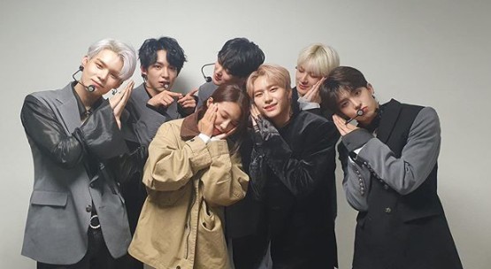...Youve already done it!Jung Eun-ji of group Apink showed a warm-hearted senior and junior by uploading a certified photo taken with his junior group Vikton.Jung Eun-ji posted a picture of her friendly pose with Victon on her SNS on the 22nd.He added to the photo, I have already been a bad boy ... I was troubled, comforting Vikton, who was busy doing new songs.Previously, Victon was comeback on the 4th mini 5th album North Talgia and is currently working as a title song Nostalgia.