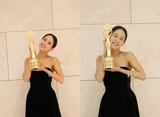 Beautiful Young Lady CommentActor Cho Yeo-jeong wins Blue Dragon Film Award for Best Actress Trophy Celebratory photoAmong them, Song Hye-kyo, a close friend, left Comment and gathered attention.Cho Yeo-jeong posted several photos on his 23rd day with an article entitled Im going home with a blue dragon trophy ... through his instagram.In the open photo, Cho Yeo-jeong boasts a beautiful beauty with a bright smile with a Blue Dragon Film Trophy.In particular, the celebration of best friends followed the photo of Cho Yeo-jeong, saying Ill see you later while Sung-yuri left Comment as a lovely actor.Also, Eom Jeong-hwa said, Congratulations! on Cho Yeo-jeongs award, while Song Hye-kyo wrote a comment, Beautiful young lady.Cho Yeo-jeong won the 40th Blue Dragon Film Award best actress award on the 21st as a parasite.Photo: Cho Yeo-jeong Instagram