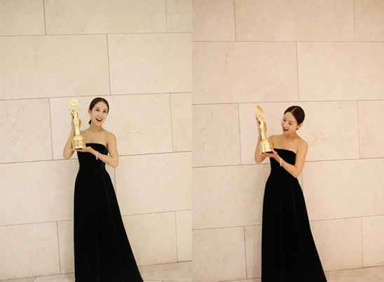 Beautiful Young Lady CommentActor Cho Yeo-jeong wins Blue Dragon Film Award for Best Actress Trophy Celebratory photoAmong them, Song Hye-kyo, a close friend, left Comment and gathered attention.Cho Yeo-jeong posted several photos on his 23rd day with an article entitled Im going home with a blue dragon trophy ... through his instagram.In the open photo, Cho Yeo-jeong boasts a beautiful beauty with a bright smile with a Blue Dragon Film Trophy.In particular, the celebration of best friends followed the photo of Cho Yeo-jeong, saying Ill see you later while Sung-yuri left Comment as a lovely actor.Also, Eom Jeong-hwa said, Congratulations! on Cho Yeo-jeongs award, while Song Hye-kyo wrote a comment, Beautiful young lady.Cho Yeo-jeong won the 40th Blue Dragon Film Award best actress award on the 21st as a parasite.Photo: Cho Yeo-jeong Instagram