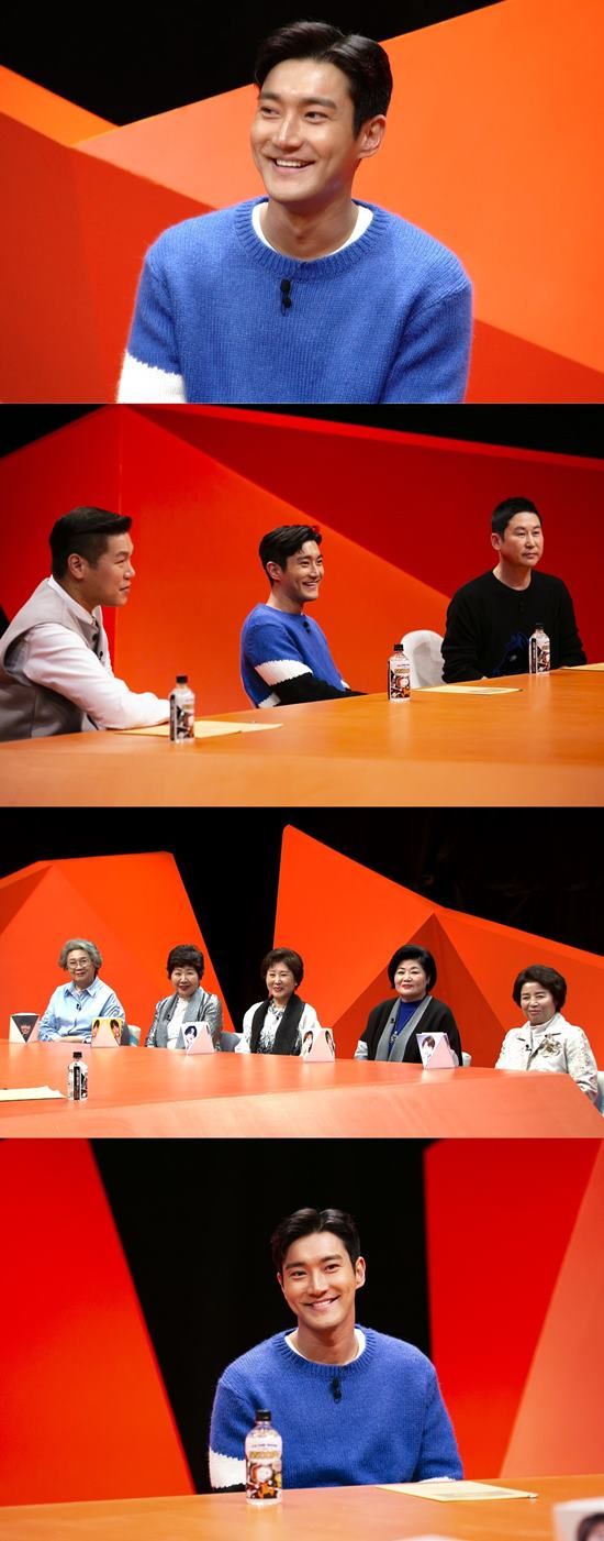Group Super Junior member Choi Siwon shows Choi Siwons gesture.Choi Siwon will appear on SBS entertainment program My Little Old Boy which is broadcasted at 9:05 pm on the 24th.Choi Siwon, who appeared in the studio on the day of the recent recording, was greeted with a fierce welcome by the Movengers.Mother of Kim Hee-chul, a member of the same group, especially welcomed Choi Siwon.But after a while, when Kim Hee-chul and Choi Siwon, who has been a member for nearly 15 years, continued to unravel, Hee-chul Mother had to sweat.Choi Siwon laughed at the story of wet pillows with tears every night when she was in bed with Kim Hee-chul at the hostel.In addition, Choi Siwon said, Super Junior members are worried when Kim Hee-chul feels better. Kim Hee-chul talked about his extraordinary emotional ups and downs.Mothers praised Choi Siwons skill, saying, How can you say so well?Choi Siwon tried to reveal Shin Dong-yups misfortune, saying, Dong-yup had a thank you to his brother.However, Shin Dong-yup, who heard Choi Siwons story, is a back door that he fell into a big disappointment (?).The story of Choi Siwon and Shin Dong-yup can be found on My Little Old Boy on this day.