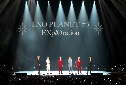 EXO held EXO PLANET #5 - EXpLOration - in JAKARTA (EXO Planet #5 - Exploration - In Jakarta) at the Indonesia Convention Exhibition (Indonesia Convention Exhibition) on the 23rd, and enthusiastically enthusiastic audiences with rich music, powerful performance and colorful charm.In particular, this performance was the only concert of EXOs Indonesia, which was held in about three years and nine months after EXO PLANET #2 - The EXOluXion - (EXO Planet #2 - Dee Exclusion - ) in February 2016, so it sold out all seats at the same time as ticket opening, I confirmed it again.At the performance, EXO included regular 5th albums and repackaged songs such as Tempo, Love Shot, Gravity, Wait, mega hits such as Run, Addiction, Monster, Power, Strings, Unfair A total of 23 songs were presented to the unit stage including Solo stage such as I will go through, Lights Out, and Kai Confession, Sehun & Chanyeol What a life and I can call.In addition, the audience filled the audience with fans, waved fan lights and shouted how to cheer, and enjoyed the performance enthusiastically. In addition, they also held a slogan event with the phrase Our hearts are still here! And a surprise celebration event celebrating Chanyeols upcoming birthday (November 27th) added warmth.On the other hand, EXO will return to its regular 6th album OBSESSION (Obsition) on November 27th.