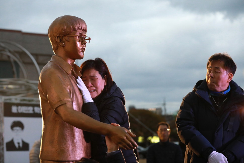 A sculpture honoring Lee Min-ho, who died in a machine while playing Field practice at a factory in Jeju Island during his third year of high school, was erected at the Jeju Island Student Cultural Center in Yeonsam-ro, Jeju Island, on November 19.While her mother, Park Jung-sook, is leaning against Lees arms, her father, Lee Sang-young, looks at her with a bitter expression.The city of Why do we die repeatedly in the dead place and fall repeatedly in the place where we fell down was filling one side of the venue.