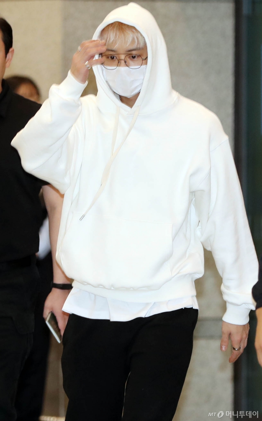 Group EXO (EXO) Sehun arrives through the Incheon International Airport on Monday morning after a concert in Jakarta, Indonesia.
