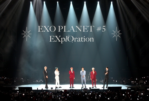 Group EXO successfully completed the Jakarta Concert.EXO held EXO PLANET #5 - EXpLOration - in JAKARTA (EXO Planet #5 - Exploration - in Jakarta) at the Indonesia Convention Exhibition (Indonesia Convention) on the 23rd and enthusiastically enthusiastic audiences with its rich music, powerful performances and colorful charms.This performance was held in February 2016 after EXO PLANET # 2 - The EXOluXion - (EXO Planet # 2 - De Exclusion -) and was held in about 3 years and 9 months.On this day, EXO will include songs such as Tempo, Love Shot, Gravity and Wait, as well as songs from regular 5th albums and repackaged songs, Run, Addiction, Monster and Power, String,  I will go out, Chen Lights Out , Kai Confession and so on, and so on. Sehun & Chan Yeol What a Life andIn addition, the audience filled the audience with enthusiastic performances such as shaking the fan lights and shouting how to cheer, and Our hearts are still here because we are not shaken!And also held a slogan event.Meanwhile, EXO will return to its regular 6th album OBSESSION (Obsession) on the 27th.