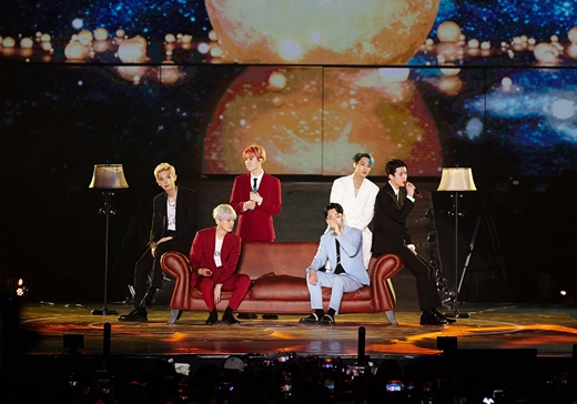 Group EXO successfully completed the Jakarta Concert.EXO held EXO PLANET #5 - EXpLOration - in JAKARTA (EXO Planet #5 - Exploration - in Jakarta) at the Indonesia Convention Exhibition (Indonesia Convention) on the 23rd and enthusiastically enthusiastic audiences with its rich music, powerful performances and colorful charms.This performance was held in February 2016 after EXO PLANET # 2 - The EXOluXion - (EXO Planet # 2 - De Exclusion -) and was held in about 3 years and 9 months.On this day, EXO will include songs such as Tempo, Love Shot, Gravity and Wait, as well as songs from regular 5th albums and repackaged songs, Run, Addiction, Monster and Power, String,  I will go out, Chen Lights Out , Kai Confession and so on, and so on. Sehun & Chan Yeol What a Life andIn addition, the audience filled the audience with enthusiastic performances such as shaking the fan lights and shouting how to cheer, and Our hearts are still here because we are not shaken!And also held a slogan event.Meanwhile, EXO will return to its regular 6th album OBSESSION (Obsession) on the 27th.