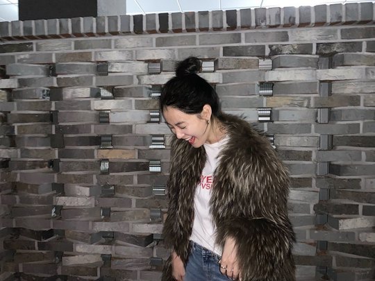 Lee Joo-yeon from the group After School showed off his unique fashion sense.Lee Joo-yeon posted a picture on his Instagram on November 24 with the words Happy Saturday. Now sleep on Sunday. No hedgehog.Inside the picture was a picture of Lee Joo-yeon in Fur Coat, who stares at the camera with her hair tied up high.Lee Joo-yeons head size and distinctive features, which are small as if to disappear, make her look more beautiful.delay stock