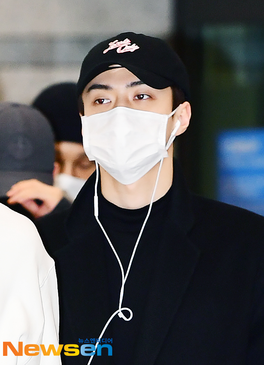 EXO (EXO) entered the country on the morning of November 24th, showing the Airport Fashion through Incheon International Airports first passenger terminal after digesting its overseas schedule.Sehun is leaving the arrival hall on the day.Jang Gyeong-ho