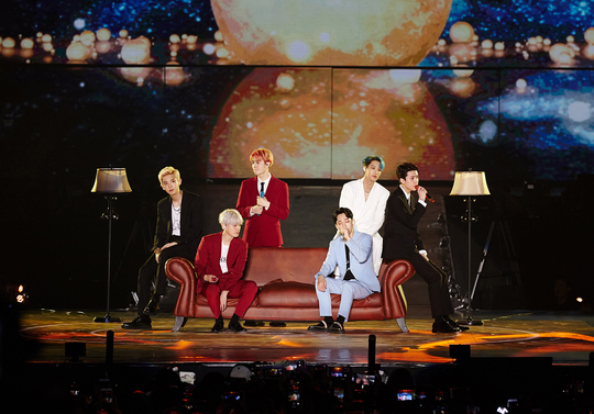 Group EXO (EXO successfully completed the Jakarta Concert).EXO held EXO PLANET #5 - EXpLOration - in JAKARTA (EXO Planet #5 - Exploration - in Jakarta) at the Indonesia Convention Exhibition (Indonesia Convention Exhibition) on November 23.EXO has enthusiastically attracted audiences with its rich music, Powerful performance and colorful charm.This performance is EXOs Indonesia solo concert held in February 2016 after EXO PLANET # 2 - The EXOluXion - (EXO Planet # 2 - De Exclusion - ).EXO sold all seats at the same time as the ticket opened, and re-submitted the last ticket power with 12,000 viewers.At the performance, EXO included regular 5th albums and repackaged songs such as Tempo, Love Shot, Gravity, Wait, mega hits such as Run, Addiction, Monster, Power, Strings, Unfair The concert hall was heated with a total of 23 songs including the Solo stage, Sehun & Chanyeol What a life, and You can call, including Village, Guardian Ill Go, Chen Lights Out and Kai Confession.The audience filled the audience and enjoyed the performance enthusiastically, shaking the fan lights and shouting how to cheer.He also held a slogan event titled Our hearts are still here! and added warmth to the surprise celebration event celebrating the upcoming Chanyeols birthday (November 27).EXO will return to its regular 6th album OBSESSION (Option) on November 27.hwang hye-jin