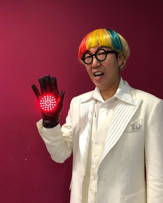 Comedian Kim Young-chul showcased shocking visualsKim Young-chul wrote on his Instagram account on November 24, Dont come across yet, red light. Come across now. Blue light Signal light This concept!Song streaming continues to continue to broadcast the Signal light video and the photo with the article Reported steadily!The picture shows Kim Young-chul, who turned into The Rainbow Hair; Kim Young-chuls Palm is showing red light.Kim Young-chuls shocking visual catches the eyeFans who responded to the photos responded such as Signal light is a number of gods, Be excited and Song is too exciting.delay stock