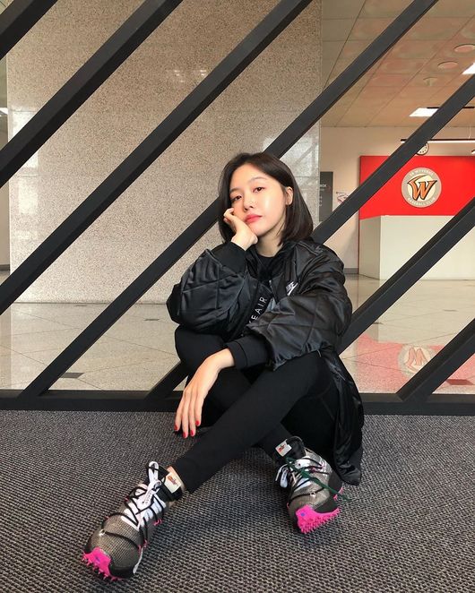 Singer and actor Minah transformed into the verse Goddess.Minah posted a picture on his Instagram on the 23rd with an article entitled I did not lose!! Im glad Im cheering for KBO commissioners Cup!In the photo, Minah, who attended as a verse person on the day, is posing in a sporty black costume.Minah has been the verse of the opening ceremony of the 2019 KBO Commissioner Cup Club Fan Club Baseball Tournament hosted by KBO held at Incheon SK Happiness Dream Stadium on the 23rd.Minah successfully finished the verse on the day, also throwing the ball to the catcher with a nice parabola.Meanwhile, Minah recently released a new song, Unknown, and showed off his vocalist.minah Instagram