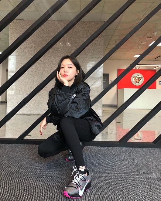 Singer and actor Minah transformed into the verse Goddess.Minah posted a picture on his Instagram on the 23rd with an article entitled I did not lose!! Im glad Im cheering for KBO commissioners Cup!In the photo, Minah, who attended as a verse person on the day, is posing in a sporty black costume.Minah has been the verse of the opening ceremony of the 2019 KBO Commissioner Cup Club Fan Club Baseball Tournament hosted by KBO held at Incheon SK Happiness Dream Stadium on the 23rd.Minah successfully finished the verse on the day, also throwing the ball to the catcher with a nice parabola.Meanwhile, Minah recently released a new song, Unknown, and showed off his vocalist.minah Instagram