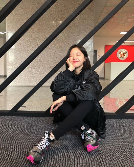Singer and actor Minah transformed into the verse Goddess.Minah posted a picture on his Instagram on the 23rd with an article entitled I did not lose!! Im glad Im cheering for KBO commissioners Cup!In the photo, Minah, who attended as a verse person on the day, is posing in a sporty black costume.Minah has been the verse of the opening ceremony of the 2019 KBO Commissioner Cup Club Fan Club Baseball Tournament hosted by KBO held at Incheon SK Happiness Dream Stadium on the 23rd.Minah successfully finished the verse on the day, also throwing the ball to the catcher with a nice parabola.Meanwhile, Minah recently released a new song, Unknown, and showed off his vocalist.minah Instagram