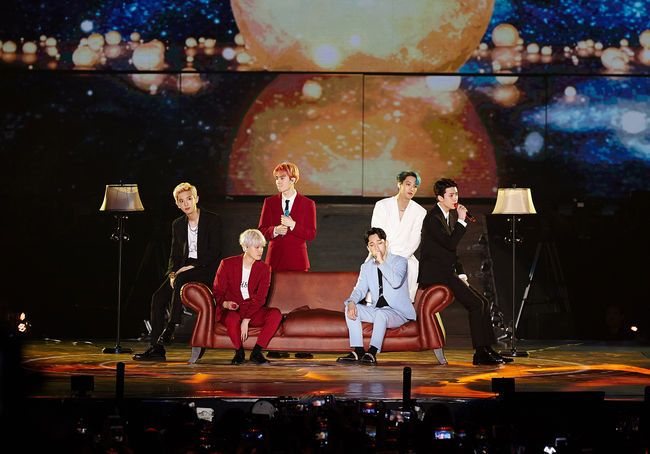 EXO (a member of SM Entertainment) of the King of the End of Performance successfully completed the Jakarta Concert.EXO held EXO PLANET #5 - EXpLOration - in JAKARTA (EXO Planet #5 - Exploration - In Jakarta) at the Indonesia Convention Exhibition (Indonesia Convention Exhibition) on the 23rd, and enthusiastically enthusiastic audiences with rich music, powerful performance and colorful charm.In particular, this performance was the only concert of EXOs Indonesia, which was held in about three years and nine months after EXO PLANET #2 - The EXOluXion - (EXO Planet #2 - De Exclusion - ) in February 2016, so it sold out all seats at the same time as ticket opening, I confirmed him again.At the performance, EXO included regular 5th albums and repackaged songs such as Tempo, Love Shot, Gravity, Wait, mega hits such as Run, Addiction, Monster, Power, Strings, Unfair A total of 23 songs were presented to the unit stage including Solo stage such as I will go through, Lights Out, and Kai Confession, Sehun & Chanyeol What a life and I can call.In addition, the audience filled the audience with fans, waved fan lights and shouted how to cheer, and enjoyed the performance enthusiastically. In addition, they also held a slogan event with the phrase Our hearts are still here! And a surprise celebration event celebrating Chanyeols upcoming birthday (November 27th) added warmth.On the other hand, EXO will be the 6th album OBSESSION (Option) on the 27th.