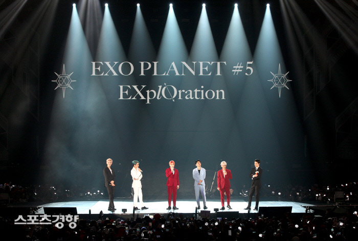 Group EXO successfully completed the Jakarta Concert.EXO opened EXO Planet #50 - Remy LaCroix Floyion - In Jakarta (EXO PLANET #5 - EXpLOration - in JAKARTA) at Indonesia ICE on the 23rd and showed rich music, powerful choreography and colorful charm.This album was held in February 2016 for the second chapter, The EXO LuXion, which was held in about three years and nine months. It was opened by EXOs Indonesia alone Concert, which sold out all seats at the same time as the ticket was opened and mobilized 12,000 viewers.At the performance, EXO sang regular 5th albums including Tempo, Love Shot, Gravity, Wait, and other repackaged songs, as well as hit songs such as Rumble, Addiction, Monster, and Power.In addition, he sang 23 songs including Baekhyun, Suho, Chen, Kai and Solo stage including Sehun and Chanyeol unit stage.In addition, the audience filled the audience with a cheering stick and enjoyed the performance enthusiastically.They also held a slogan event titled Our hearts are still here because we can not shake, and celebrated the upcoming Chanyeols birthday (27th).EXO will make a comeback with Chanyeols 6th album OBSESSION on the 27th.
