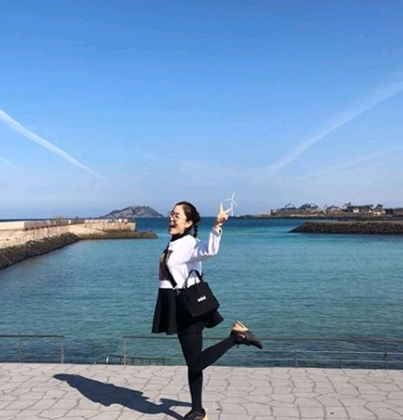 Broadcaster Park Seul-gi has been in the mood.On the 24th, Park Seul-gi wrote on his instagram: Jeju Island sensibility.This is Happiness or Spring and posted a picture of Jeju Island Travel.The photo shows Park Seul-gi enjoying Jeju Island Travel more happily than anyone else.Especially, it conveys unique bright energy even with the body of the fullness, capturing the attention of the viewers.Park Seul-gi, who married her husband, a non-entertainer, who was one year younger in July 2016, was celebrated for her pregnancy after four years of marriage.Photo = Park Seul-gi Instagram