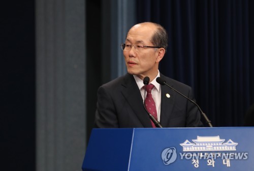 청와대, '지소미아 종료 연기' (서울=연합뉴스) 한상균 기자 = 김유근 국가안보실 1차장이 22일 오후 청와대에서 한일 군사정보보호협정(GSOMIA·지소미아) 종료 연기를 발표하고 있다. 2019.11.22 xyz@yna.co.kr