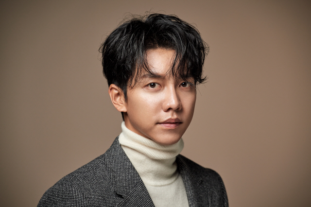 Actor Lee Seung-gi, 32, spoke about her acting respiration with her counterpart, Bae Suzy.Lee Seung-gi released his first album Dream of Moth in 2004 and de V as Singer. In the same year, he challenged MBC Nonstop Season 5 and KBS2 Small Chilgongju in 2006 and completely preoccupied his position as a universal entertainer.His masterpieces include SBS Brilliant Heritage, SBS My Girlfriend is Gumiho (2010), MBC Ducking to Hearts (2012), and MBC Kuga no Seo (2013), which were aired in 2009, and most of the works appearing maintained high ratings and received the love of viewers.In addition, KBS2 1 night and 2 days or SBS Gangbangjang showed off their artistic sense and took their position as believe entertainer.After joining the army in 2016, he returned to the tvN Hwagigi, which was the work of Hongjamas after his expiration in October of the following year. At the same time, he appeared as a fixed producer of SBS All The Butlers and as a national producer of Mnet Producer 48.All The Butlers became the grand prize winner of last years SBS Entertainment Grand Prize and completed a brilliant return.Lee Seung-gi has had a busier year this year than anyone else.SBS Little Forest, a new entertainment program, was launched and the advertisement was completed. Netflix and The Beginner shot from Your Season 2 to Together.In addition, SBS Vagabond (played by Jang Young-chul, directed by Jung Kyung-soon, directed by Yoo In-sik), which started shooting last year and completed One Year Farming, showed a completely different performance and received the love of viewers.Vagabond is a drama depicting the process of digging up a huge national corruption that a man involved in a civil airliner crash found in a concealed truth.Lee Seung-gi was a stuntman in the play and played the role of a man who lost his nephew due to terrorism, and showed deep Feeling acting and action at the same time.After the 16th, Vagabond completed the opening ending of Sumi-Correlation.Cha Dal-sun infiltrated the Black Sun to find Jerome (Yoo Tae-oh) and became an international mercenary, and Go Hae-ri (Bae Suzy) surprised the house with an unimaginable development that became a lobbyist along Jessica Lee (Moon Jeong-hee) to replace Cha Dal-geons revenge.Especially in the final ending, Cha Dal-gun was shocked to know that the lobbyist he had to remove was a confession, and finally he was able to shoot the gun without shooting the confession.The final session was 13.0% (Nilson Korea, national standard) and earned the beauty of the race.Lee Seung-gi recently held a Vagabond final interview at a cafe in Gangnam-gu, Seoul, where he continued his praise for his opponent, Bae Suzy.Lee Seung-gi said: Bae Suzy is a close and comfortable person, so she acted naturally, and our drama was actually a drama that had no room for melodies.My nephew is dead and chasing the killer, and its unnatural to have a melodrama there, but that depth and concentration were important.As I was close to Bae Suzy, I talked about such things a little more, rehearsed, and the director was good at controlling them, so I did not feel uncomfortable or heterogeneous.It was smooth, he said.The number of views and comments on the clip video was explosive, rather than the action gods who came out of the same meeting before seeing the gods who were rehabilitating in the hospital.So, when I acted to die, how did the reaction come here? The artist laughed and said, It is Derection of Duty as a writer not to melodize with Lee Seung-gi and Bae Suzy.He said it was a god that had to be put unconditionally. However, there was also a scene in which the reaction of Suddenly, romance here?There were some viewers who did not notice that the two Feelings were accumulated because they had a preconceived notion that there was no room for melodies.Lee Seung-gi said, It was a picture that should not go to I think they like it in the drama.I saw a real case, and after a hard time, love sprouts. Our drama took a long turn of 16 episodes, but it is actually about a month.In order to reflect reality, it was important to put in and out of it, and if it does not, it will become a fake. Lee Seung-gi has a break after reviewing his next work after completing Vagabond.
