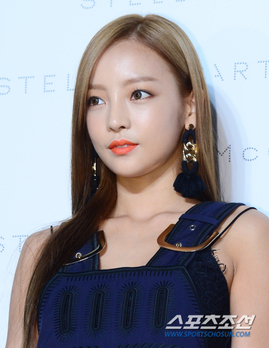 The entertainment industry is continuing to mourn Goo Hara, a singer from Kara who left the world on the 24th.Actor Uhm Jung-hwa said: Its been a weapons night.It is the short minutes on stage and the cheers and love in it that make me endure, expect, and long for the hard and hard loneliness that ran after my dream.I can never compare them. I feel hurt in my fragile, pure heart. I am helpless. Im sorry and sorry. Han Seo-hee also posted several photos taken with the deceased and said, I love you Goo Hara a lot.Sung Hyun-a said, Please protect beautiful and soft souls so that you can continue to see the beautiful smile.Ajax Doe said: When we were active, we were proud and a target of envy as seniors directly in the company. Thank you.I pray for the good of the deceased, said Jia, a native of Mitsuei. This winter is cold and sad. Good night. I pray that I will not be lonely anymore.In addition, many people expressed their condolences through SNS, including Kim Ok-bin, Han Ji-hye, Park Min-young, Harisu Ha Jae-sook, Chae Ri-sook, Kahi Han-woo, Dindin Giri Boy Kim Dong-wan, Kahi Soi Huh Ji-woong, British singer Ann Marie, and Japan girl group NMB48 Yoshida Akari.The schedule was canceled in a row. KBS2 Jung Hae-ins Walk Report canceled the production presentation scheduled for 11 am on the 25th, saying that it expressed condolences to Goo Hara.Lim Soo-hyang, who made a relationship with Goo Hara and SBS Fist and Shaolin Temple, did not attend the Cultural Entertainment Awards.In particular, the music industry, which left for Goo Hara after F-X Sulli in October, was panicked. EXO, who returned to the regular 6th album Option on the 27th, adjusted the tising schedule.AOA, which reorganized the team with a five-member team and announced its comeback with New Moon, also canceled the showcase scheduled for 4 pm on the 26th.Mamamu canceled the live schedule of Twitter Blue Room, which was planned to be held at 10:30 pm on the 25th.Goo Haras Vivo also focused on foreign media.The local media, including Sankei Sports Daily Sports, expressed their condolences on the news of Goo Haras Death for the second day from the 24th.American media have shed light on the damage caused by the bad: the key is that the stars that have been created, following Sulli, who has crossed the line, have lost to Goo Hara.CNN said Monday that the incident, which was found dead by K-POP star Goo Hara, rekindled discussions about the extreme pressures from the vicious scandal, while the Washington Post said: K-POP stars are under tremendous pressure by fans.Korea has the highest suicide rate among wealthy countries and lacks mental health support. Celebrities have been subjected to bad news because of their real life and privacy. Goo Hara was found dead at 6:09 p.m. on the 24th at his home in Cheongdam-dong, Gangnam-gu, Seoul. The first complainant was a housekeeper A who had been close to Goo Hara.Mr. A visited his home with concern when he could not reach Goo Hara, and found the already dead Goo Hara and reported it to the police and the fire department.The police, who received the report and dispatched it, conducted on-site inspections, but did not find any suspicions of murder, including invasion from the outside.Instead, I found a handwritten Memoir of War, which Goo Hara supposedly wrote on the living room table.Memoir of War is said to have a pessimistic note.As a result, the police are investigating the exact cause of death with the possibility that Goo Hara made an extreme choice.As for the possibility of an autopsy, he said, I will decide with the prosecution and the bereaved family. However, Goo Hara is likely to take the same procedure as the previous death Sulli also conducted an autopsy to identify the cause of death.The funeral of Goo Hara is held in full private.However, for the fans, we set up a separate Winston Chao place at the funeral hall 1 of Seoul St. Marys Hospital from 3 pm to 27 midnight on the 25th.Goo Hara said, The psychological shock and anxiety of the bereaved family and acquaintances are great.I would like to refrain from rumors and speculative reports, Winston Chao and the mortuary coverage so that I can go the last way comfortably. If you have a hard-to-speak problem, such as depression, or if you have family and acquaintances who have these difficulties around you, you can get 24-hour professional counseling on the suicide prevention hotline 1577-0199, Hopes phone 1129, Lifes phone 1588-9191, and Youth phone call 1388.