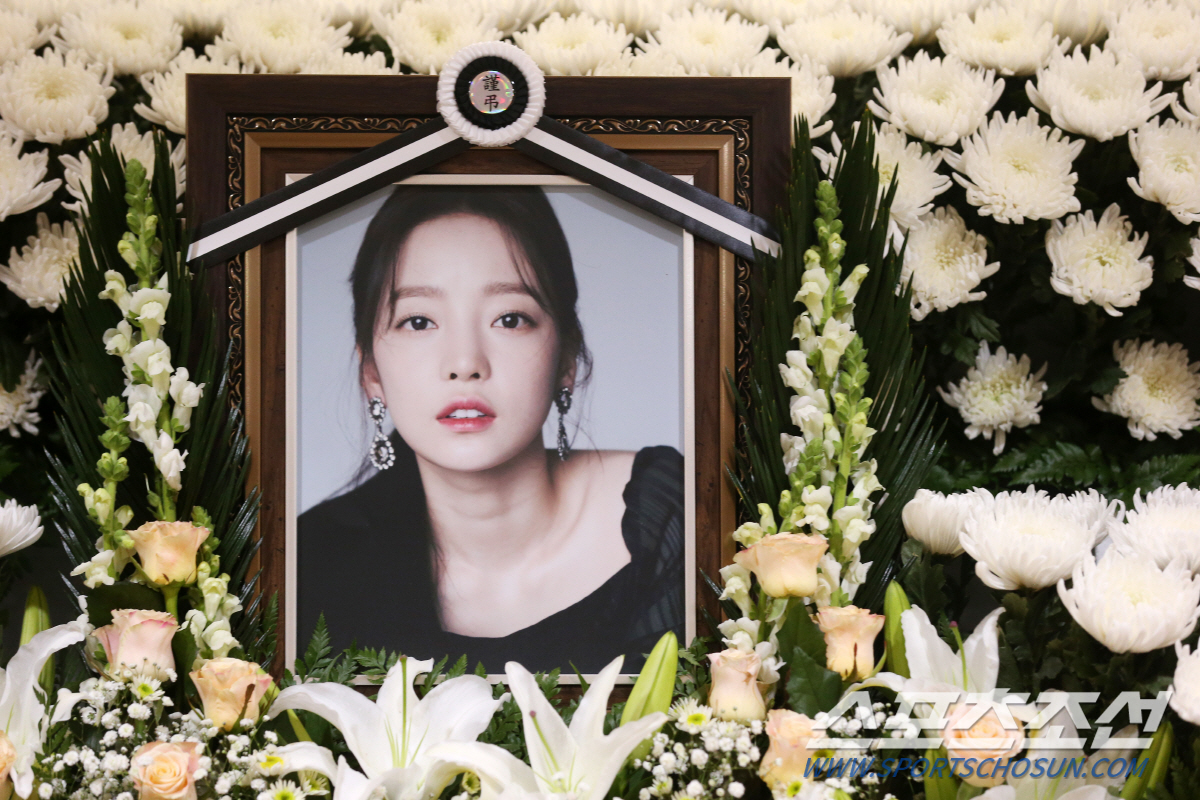 Group EXO canceled the Shinbo Concert, which was scheduled for the late Goo Hara.SM Entertainment announced on the 25th that it will cancel the schedule of OBSESSION Concert, which was scheduled for 11 am on the 27th.I express my deepest condolences to the sad vivo, and I pray for the goodwill of the deceased.EXO said on the 24th that the late Goo Haras bib was reported, We have adjusted the schedule for EXO 6th album, which was scheduled to be sad, and we will announce the schedule again later.In addition, Mamamu, AOA, and Crush changed and canceled the release schedule of the Teaser in the late Goo Hara and expressed deep condolences.First, the AOA canceled the release of the new song Music Video Teaser, which was scheduled for release today (25th).It also canceled its sixth mini-album New Moon comeback showcase, which was scheduled to take place on Wednesday.Crush also delayed the release of his second full-length album, which was scheduled for the 28th, to December 5; Mamamu canceled the live schedule for Twitter Blueroom, which was scheduled for 10:30 p.m. on the 24th.Meanwhile, Goo Hara was found dead at his home in Cheongdam-dong, Gangnam-gu, Seoul on the 24th. Goo Haras funeral process will be held privately according to the will of the bereaved family.Fans can pay tribute to Goo Hara at the funeral hall 1 of the Catholic University Seoul St. Marys Hospital until midnight on the 27th.If you have a hard-to-speak problem, such as depression, or if you have a family or acquaintance who has such difficulties, you can get 24-hour professional counseling counseling counseling calls 1393, mental health counseling calls 1577-0199, Hope calls 129, Life calls 1588-9191, and Youth calls 1388.Hello, SM Entertainment.I express my deepest condolences to the sad vivo and pray for the relief of the deceased.