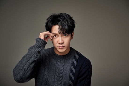 Actor Lee Seung-gi gave a special trust in the so-called Na Young-seok Division.Lee Seung-gi, who recently met with reporters at a cafe in Gangnam, said, Na Young-seok PD, Kang Ho-dong has been constantly in contact with his brothers.In fact, it is a close relationship without any contact. Na Young-Seok PD has been broadcasting live broadcasts with Lee Soo-geun and Eun Ji-won on his YouTube channel Channel Twelve and mentioned Lee Seung-gi.I also convey my special affection to Lee Seung-gi, who has been in a relationship since 1 night and 2 days with the hope that I want to be together again someday.Lee Seung-gi asked many people why they do not do it in the case of New Journey to the West, and I want to unite again in any form.Although he is an original member of the New Journey to the West, the program has become a different color since I went to the military.I dont have any guarantee that I will succeed by using the card unconditionally, and I think it can give me a crack, he said.However, it is Lee Seung-gis candid story that he wants to be together again with Na Young-Seok PD in any form.Lee Seung-gi said, Many people still enjoy one night and two days on YouTube, and Im proud to hear that.I think many people miss the relationship, and I want to see it again, and I do not know what it will be, but I want to get together again.(I) I think Young-seok will contact you. Meanwhile, Lee Seung-gi played the role of Cha Dal-gun, a dreamy stuntman in SBS drama Bond, and performed high-intensity action acting and a wide emotional performance together.Baega Bond (playplayplay by Jang Young-chul, director Yoo In-sik, VAGABOND) is an intelligence action melody that will uncover a huge national corruption found by a man involved in a crash of a private passenger plane in a concealed truth, and ended the grand finale on the 23rd (Saturday) by suggesting Season 2.Photos: Hook Entertainment