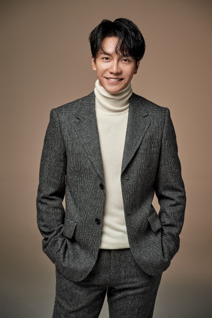 Actor Lee Seung-gi gave a special trust in the so-called Na Young-seok Division.Lee Seung-gi, who recently met with reporters at a cafe in Gangnam, said, Na Young-seok PD, Kang Ho-dong has been constantly in contact with his brothers.In fact, it is a close relationship without any contact. Na Young-Seok PD has been broadcasting live broadcasts with Lee Soo-geun and Eun Ji-won on his YouTube channel Channel Twelve and mentioned Lee Seung-gi.I also convey my special affection to Lee Seung-gi, who has been in a relationship since 1 night and 2 days with the hope that I want to be together again someday.Lee Seung-gi asked many people why they do not do it in the case of New Journey to the West, and I want to unite again in any form.Although he is an original member of the New Journey to the West, the program has become a different color since I went to the military.I dont have any guarantee that I will succeed by using the card unconditionally, and I think it can give me a crack, he said.However, it is Lee Seung-gis candid story that he wants to be together again with Na Young-Seok PD in any form.Lee Seung-gi said, Many people still enjoy one night and two days on YouTube, and Im proud to hear that.I think many people miss the relationship, and I want to see it again, and I do not know what it will be, but I want to get together again.(I) I think Young-seok will contact you. Meanwhile, Lee Seung-gi played the role of Cha Dal-gun, a dreamy stuntman in SBS drama Bond, and performed high-intensity action acting and a wide emotional performance together.Baega Bond (playplayplay by Jang Young-chul, director Yoo In-sik, VAGABOND) is an intelligence action melody that will uncover a huge national corruption found by a man involved in a crash of a private passenger plane in a concealed truth, and ended the grand finale on the 23rd (Saturday) by suggesting Season 2.Photos: Hook Entertainment