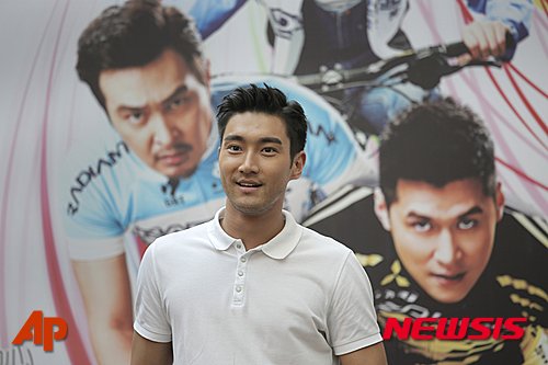 Choi Siwon expressed his support for the protesters by expressing sympathy for the Hong Kong report, and China fans were disappointed, the China media groom said on the 25th (local time).Choi Choi Siwon expressed sympathy by pressing Twitter Inc. Likes in an article that reported an interview with CNN recently by Patrick Chow, 21, who was in a serious condition after being shot by police at the Hong Kong protest on Monday.The protest of China fans, Do you know what you did and Hong Kong is part of China followed.Choi Choi Siwon later posted an explanation on his Weibo.I confirmed what happened on Twitter Inc. (Hong Kongs) confusion and violence just expressed interest in the hope that it would end quickly, he said.I sincerely apologize for this behavior causing controversy and causing disappointment and antagonism, he added.Despite Choi Choi Siwons apology, some China fans continued the Protest, saying, Please apologize through the statement and Do not come to China in the future.# Choi Siwon # Hong Kong protests # Empathy #Apologye contents departmentHong Kong, who was hit by a bullet,