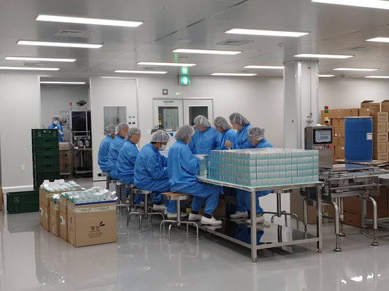 Chum salmon, who dated the river, was born again with medicine and cosmetics. When she cut the belly of a woman who died, 2500 red eggs poured out.Semen squeezed from the males genitals was scattered over it.The Chum salmon artificial insemination work was in full swing at the Korea Fisheries Resources Management Corporations Inland Water Life Resource Center in Gangwon Province and South Korea Yang Yang, which was visited on the 25th of last month.When I went to the Yang Chang Chum salmon office, the Pacific Chum salmon, which swims 20,000 kilometers (km) and returns to the stream in its hometown, dies of energy after spawning.It is because they stopped feeding at the same time as returning and yielded both nutrients to eggs and sperm.Even if you die, the success rate of natural fertilization is only 10 to 15%. When artificial fertilization is done, the hatching rate rises to 85%.Unlike Japan and Russia, artificial insemination is not an option but a necessity in Korea, a Chum salmon tribal country. Chum salmon, who is about to die with all his strength, is the target.10,000 Chum salmon, with Gangwon Province and South Korea streams, returns to the Namdae Stream, Myeongpa Stream, Bukcheon and Yeongok Stream in October and November every year.The Chum salmon office in Namdaecheon has created a terraced waterway using the habit of climbing back to Chum salmon.The first thing that happens is that the chum salmon, which is upside down, is gathered at the office when the rapids are spilled from the office.The male Chum salmon Semen, which remains after the force artificial insemination of Chum salmon, which goes upside down the river, becomes a raw material for medicines and cosmetics.Chum salmon, which has human-like DNA, has a metabolic activity substance called PDRN in reproductive cells. PDRN is a substance with anti-inflammatory and tissue regeneration effects.It is mainly used for cosmetic products such as wound treatment, tissue regeneration, joint and muscle regeneration injection, regeneration cream and ampoule and filler after skin transplantation.Cheum salmon genital epididymis (regenerative organs) are also the main raw materials for them, and PNs with larger molecular weight (longer DNA length) are extracted from testis than PDRNs.PDRN is mainly used for medicines, cosmetics, and health functional foods, and PN is mainly used for medical devices.Parma Research and KoreaBMI are the two markets that are divided into two markets: the industry estimates the PDRN injection market at between 18 billion and 20 billion won a year.Meanwhile, the Patent Court ruled in January this year that Mastellys PDRN patent was invalid.The patent lawsuit between Parma Research and KoreaBMI, which won the technology from Mastelli, is currently under way.[Hyundai Department Store News] Hydendai Department Store Vaio Enterprise BridgeVaio Therapeutics IPOBridgeVaio Therapeutics, a Hyundai Department Store Vaio company that exported new drug candidates for idiopathic pulmonary fibrosis (IPF) treatment to Boehringer Ingelheim in July, is expected to enter the KOSDAQ market this year.A total of 700,000 shares will be contested, and the public band will be between 70,000 and 80,000 won, and the planned amount will be between 49 billion and 56 billion won.The company will confirm the public offering price after demand forecasts from December 9 to 10, and receive a subscription for public offerings from December 12 to 13.The industry sees the value of the company at about 400 billion won.