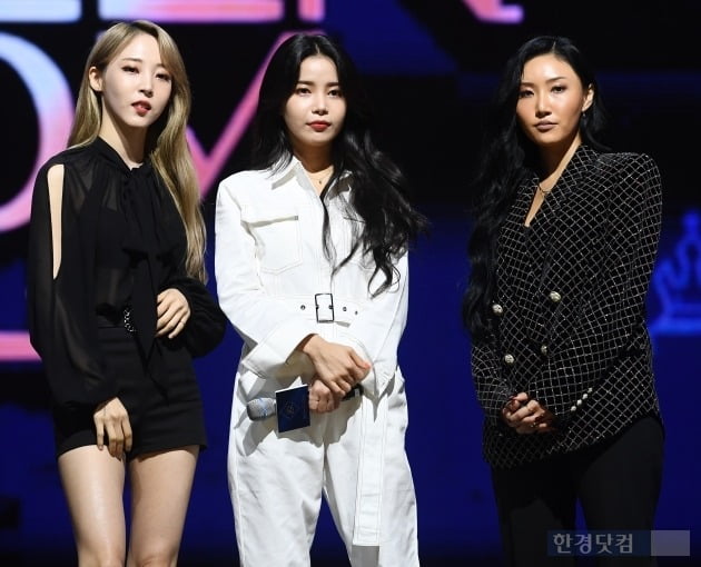 After the news of the death of girl group Kara singer and actor Goo Hara, various entertainment schedules were canceled or postponed to express the mourning of the deceased.As soon as the Bebo was reported, the girl group MAMAMOO canceled the schedule of Twitter Inc. Blue Room Love Live!, which was scheduled for 10:30 pm on the 24th.RBW, a subsidiary company, told official Twitter Inc., We and MAMAMOO express deep condolences to the sad vivo of the entertainment industry and pray for the deceased.Twitter Inc. I apologize to the fans who waited for Blue Room Love Live! Boygroup EXO has also adjusted all schedules for the new album.SM Entertainment posted an article on EXO official Twitter Inc. and said, We adjusted the EXO 6th album tising schedule scheduled for non-bo.I am going to announce the schedule again in the future, so I would like to ask your fans to understand that you have waited a lot. I express my deepest condolences and pray for the goodwill of the deceased. The KBS2 Jung Hae-ins Walk Report production presentation, which was scheduled to be held on the morning of the 25th, was also canceled.The production team said, I am sorry to have to cancel the production presentation with the mourning of the sad Bibo.I sincerely apologize for the sudden cancellation of the schedule. Meanwhile, the late Goo Hara was found dead at his home in Cheongdam-dong, Seoul Gangnam District, at around 6 pm on the 24th.According to the police, Goo Hara returned home at 0:35 am on the 24th, and it was confirmed that no one had visited Goo Haras home.A separate Winston Chao place was set up at the funeral hall 1 of the Seoul Gangnam District Seoul St. Marys Hospital, according to the bereaved families who want to keep the funeral quiet.Fans and media officials are available for Winston Chao today (25th) from 3pm to midnight (12pm) on 27th.If you have a hard-to-speak problem, such as depression, or if you have family and acquaintances who have these difficulties around you, you can get 24-hour professional counseling on the suicide prevention hotline 1577-0199, Hopes phone 1129, Lifes phone 1588-9191, and Youth phone 1388.MAMAMOO, EXO, AOA, Jeong Hae-in, events and other canceled singers and Actor Goo Hara death in the entertainment industry mourning wave