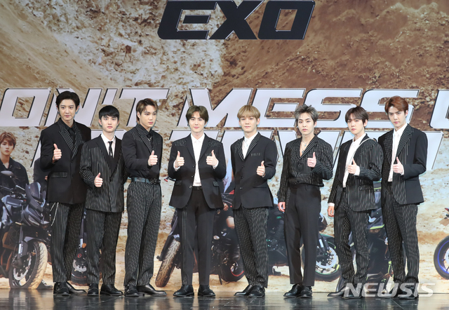 EXO said on its official social networking service (SNS) on the 24th, Hello, Im going to adjust the schedule for the EXO 6th album, which was scheduled to be a sad non-show.I will announce it again later, so please thank you for your long-awaited understanding. I express my deepest condolences and wish you the best of the deceased. This is the mourning of the singer and actor Goo Hara of the group Kara who died on the afternoon of this afternoon.Hi!