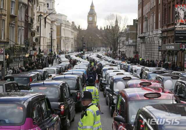 [런던=AP/뉴시스]2016년 2월 10일(혀지시간) 영국 런던 중심가에서 런던의 택시 운전사들이 도로 점거 시위를 벌이고 있다. 이들은 우버 등 차량공유업체들로 인해 자신들이 불공평한 경쟁에 내몰릴 것이라고 주장했다. 2019.11.25.