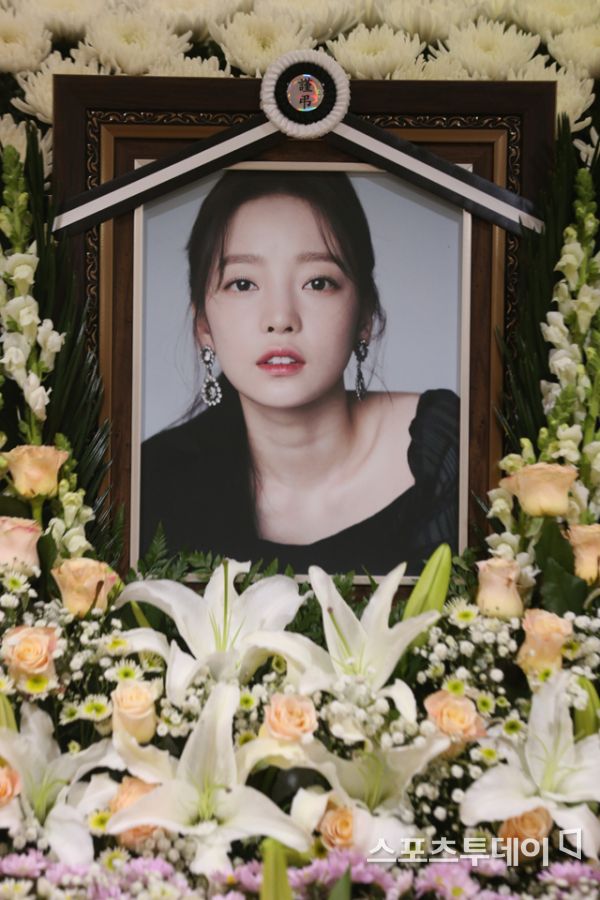 The entertainment industry is also canceling or Acting the schedule and participating in the memorial service in the news of the death of the group Kara singer and actor Goo Hara.Goo Hara was found dead at his home in Gangnam-gu, Seoul at 6 pm on the 24th.The entertainment industry is also in shock due to the sudden buffet, canceling or Acting the schedule to the music industry as well as the broadcasting film industry.First, Mamamu canceled the schedule for Twitter Inc. Blue Room Love Live!, which was scheduled for 10:30 p.m. on Monday night.RBW, a subsidiary company, said through official Twitter Inc., We and Mama Moo express their deepest condolences to the sad vivo of the entertainment industry and pray for the deceased.Twitter Inc. I apologize to the fans who waited for Blue Room Love Live! The group AOA canceled the press showcase schedule to commemorate the release of its sixth mini-album, New Moon (NEW MOON), which was scheduled to take place at 4 p.m. on the 26th.FNC Entertainment said, We and AOA express their deepest condolences to the sad vivo of the entertainment industry, and pray for the relief of the deceased.I also apologize for the sudden cancellation of the schedule. The group EXO adjusted the schedule for the new album; it also canceled the sound recording scheduled for 11 a.m. on the 27th.SM Entertainment said to EXO official Twitter Inc., We have adjusted the schedule for EXO 6th album, which was scheduled to be sad.I am going to announce the schedule again in the future, so I would like to ask your fans to understand that you have waited a lot. I express my deepest condolences and pray for the goodwill of the deceased. Singer Crush has been working on the regular second album release schedule.Pination said, I will be able to act the release schedule of my second album, Crush, which was scheduled to be released on November 28, on December 5. I would like to ask your fans to understand that you have waited a lot.I express my deepest condolences to the sad vivo that was conveyed to the music industry, and I wish the deceased to be a good friend. The KBS2 entertainment program Jung Hae-ins Walk Report, which was scheduled for 11 am on the 25th, also canceled the production presentation.KBS said, I am sorry to have to cancel the production presentation with the mourning of the sad Bibo.I sincerely apologize for the sudden cancellation of the schedule. Actor Im Soo-hyang, who had been acquainted with the deceased, did not attend the 24th Cultural Entertainment Awards.Im Soo-hyang has a relationship with SBS entertainment Saturday is good - fist grip and Shaolinsa in the past.Actors Lee Seung-ki and Gong Hyo-jin delayed the publication of the interview article.If you have a hard-to-speak problem, such as depression, or if you have family and acquaintances who have these difficulties around you, you can get 24-hour professional counseling from the suicide prevention hotline 1577 - 0199, Hopes phone 1129, Lifes phone 1588 - 9191, and Youth phone call 1388.