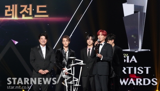 아이돌그룹 슈퍼주니어가 지난 2017년 11월 15일 오후 서울 송파구 잠실 실내체육관에서 진행된 '2017 AAA'(Asia Artist Awards)에서 AAA 레전드를 수상한 뒤 소감을 말하고 있다. /사진=스타뉴스