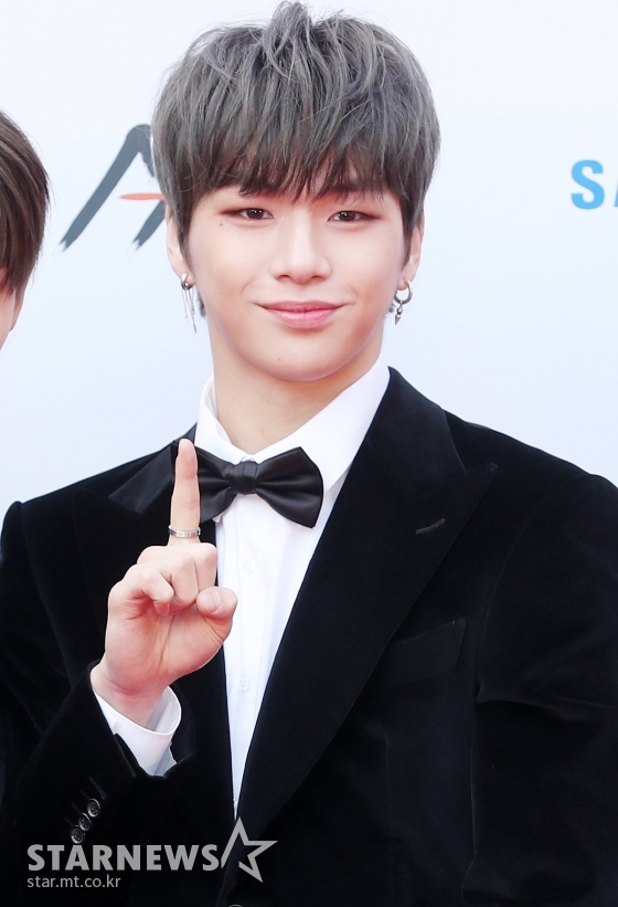 가수 강다니엘이 지난 2017년 11월 15일 오후 서울 송파구 잠실 실내체육관에서 진행된 '2017 AAA'(Asia Artist Awards) 레드카펫에 참석해 포즈를 취하고 있다. /사진=스타뉴스