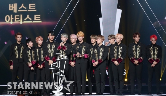 아이돌그룹 세븐틴이 지난 2017년 11월 15일 오후 서울 송파구 잠실 실내체육관에서 진행된 '2017 AAA'(Asia Artist Awards)에서 베스트 아티스트상을 수상한 뒤 소감을 말하고 있다. /사진=스타뉴스