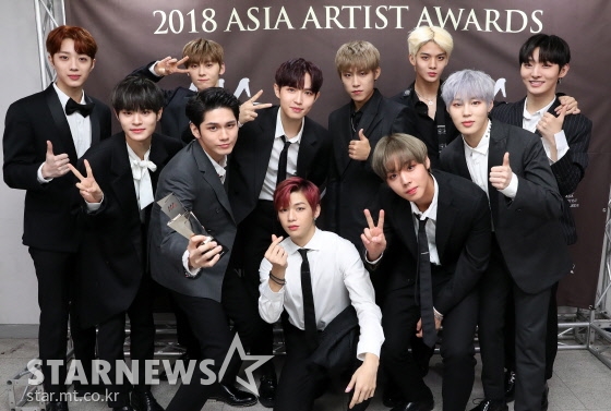 가수 강다니엘(가운데 밑)이 아이돌그룹 워너원 소속으로 지난 2018년 11월 28일 오후 인천 남동체육관에서 진행된 '2018 AAA'(Asia Artist Awards) 시상식에서 기념촬영을 하고 있는 모습. /사진=스타뉴스