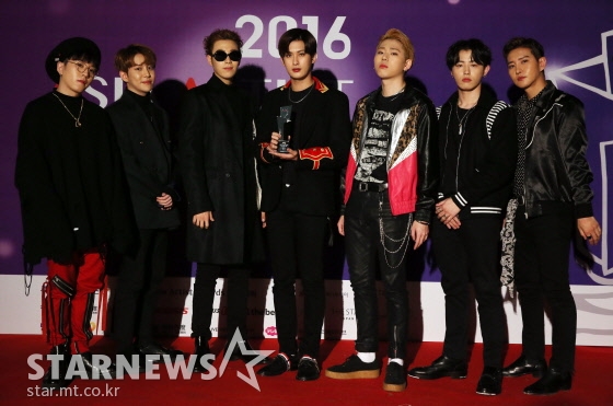 가수 지코(오른쪽에서 3번째)가 아이돌그룹 블락비 소속으로 지난 2016년 11월 16일 오후 서울 동대문구 회기동 경희대학교 평화의 전당에서 진행된 '2016 Asia Artist Awards'(AAA)'에서 베스트 스타상을 수상하고 포즈를 취하고 있는 모습. /사진=스타뉴스
